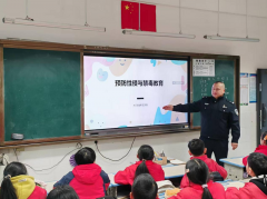 全校师生教学了一堂庄重而活泼的教育课